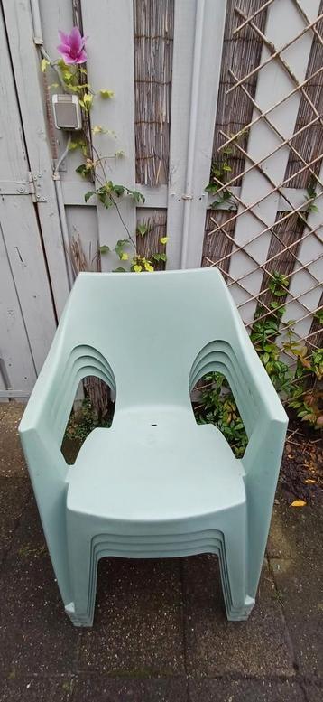 leuke aanschuif tuinstoelen in zacht groen beschikbaar voor biedingen