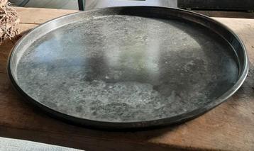 Groot metalen dienblad beschikbaar voor biedingen