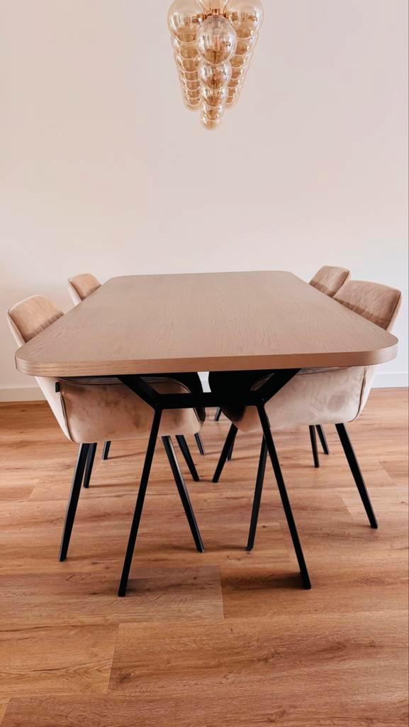 Deens ovaal eettafel van PUUUR in de kleur Moët, Huis en Inrichting, Tafels | Eettafels, Zo goed als nieuw, 50 tot 100 cm, 200 cm of meer