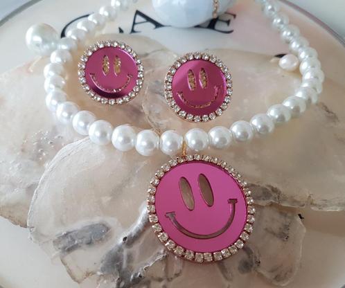 Smiley Ketting + Oorbellen Pink 10mm dikke Parels  😊😊😊, Sieraden, Tassen en Uiterlijk, Kettingen, Nieuw, Overige materialen