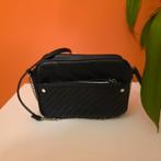 Zwarte crossbody tas met zilveren chain detail, Sieraden, Tassen en Uiterlijk, Tassen | Schoudertassen, Ophalen of Verzenden, Zo goed als nieuw