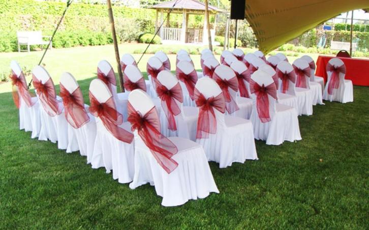 Stoelhoezen te huur - Wit stretch, Hobby en Vrije tijd, Feestartikelen | Verhuur, Gebruikt, Geboorte of Huwelijk, Ophalen