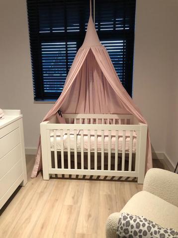 Kidsmill Alaska babybed + commode wit mat incl. matras beschikbaar voor biedingen