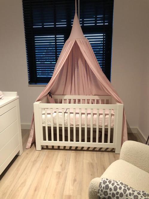 Kidsmill Alaska babybed + commode wit mat incl. matras, Kinderen en Baby's, Kinderkamer | Complete kinderkamers, Zo goed als nieuw