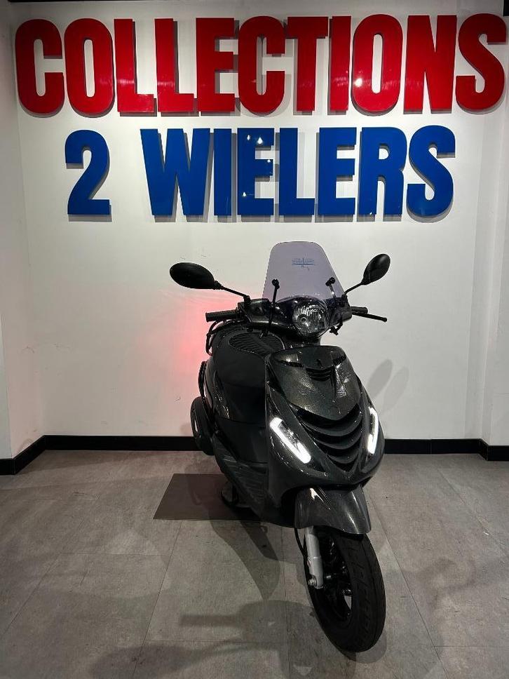Piaggio Zip 11-2023 Psygodelic Black SP IN NIEUWSTAAT, Fietsen en Brommers, Scooters | Piaggio, Zo goed als nieuw, Zip, Maximaal 45 km/u
