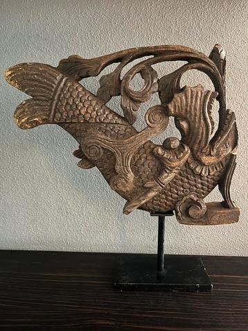 Houten ornament "Vis" op metalen standaard beschikbaar voor biedingen