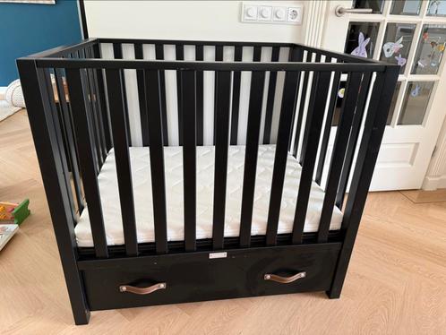 Zgan zwarte booita kai box met 1 la, Kinderen en Baby's, Boxen, Zo goed als nieuw, Boxkleed, Ophalen