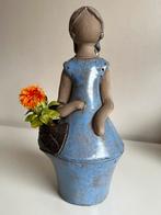 Vintage XL Zweeds Elbogen Keramiek Bloemenmeisje Vaas 60’s, Ophalen of Verzenden