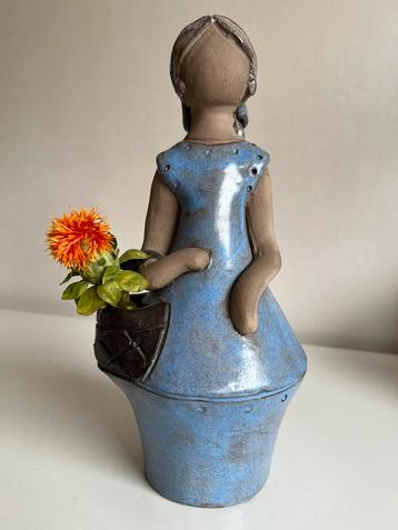 Vintage XL Zweeds Elbogen Keramiek Bloemenmeisje Vaas 60’s beschikbaar voor biedingen