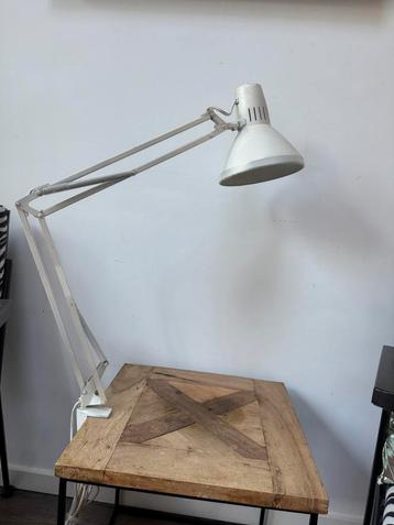 Vintage witte architectenlamp met tafelklem beschikbaar voor biedingen