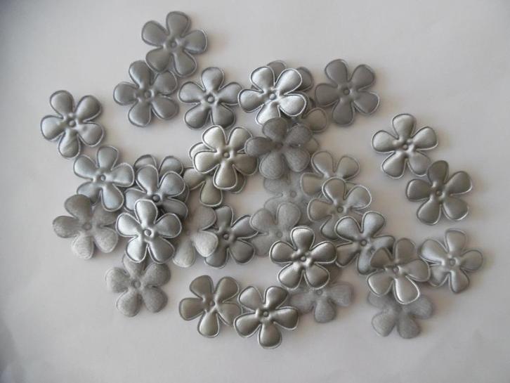 NR 4: Partij 32 effen satijnen bloemen 35 mm grijstinten, Hobby en Vrije tijd, Naaien en Fournituren, Nieuw, Applicatie, Ophalen of Verzenden