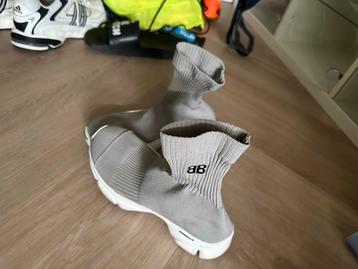 Balenciaga beschikbaar voor biedingen