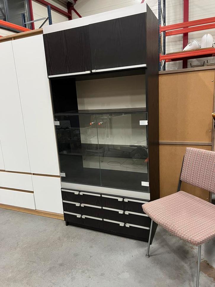 Moderne Wengé vitrinekast met glasdeuren en lades, Huis en Inrichting, Kasten | Vitrinekasten, Zo goed als nieuw, 50 tot 100 cm