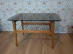 Vintage salontafel met rookglas en messing rek, Huis en Inrichting, Minder dan 55 cm, Gebruikt, Vintage, Glas