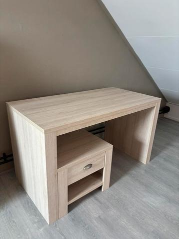 Bureau met kastje en lade beschikbaar voor biedingen