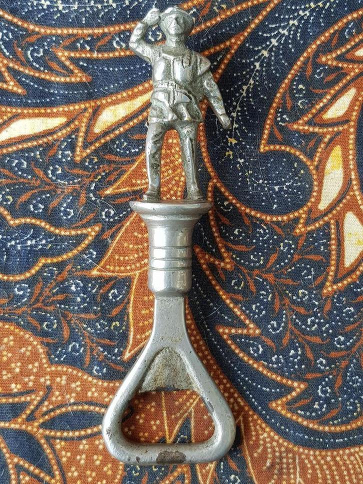 Zeldzame oude Engelse flesopener met een soldaat 12 cm., Antiek en Kunst, Antiek | Woonaccessoires, Ophalen of Verzenden