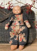 Brocante oud popje stro gevuld met zijden kleertjes, Antiek en Kunst, Curiosa en Brocante, Ophalen of Verzenden
