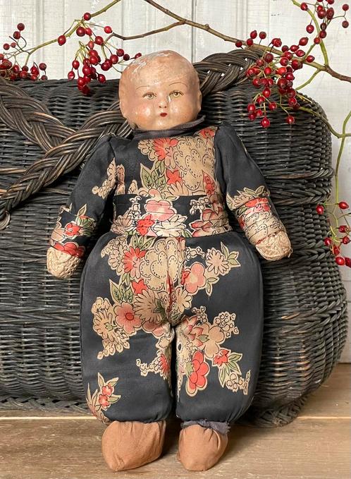 Brocante oud popje stro gevuld met zijden kleertjes, Antiek en Kunst, Curiosa en Brocante, Ophalen of Verzenden