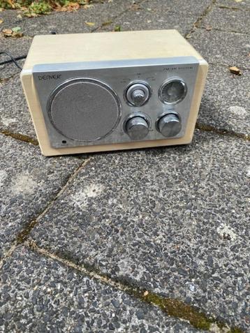 Denver Draagbare FM Radio - Retro - beschikbaar voor biedingen