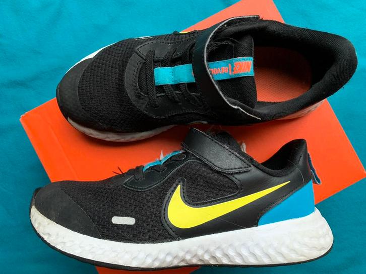 👟 Nike Revolution 5 (PSV) kinderschoen mt 33, Kinderen en Baby's, Kinderkleding | Schoenen en Sokken, Gebruikt, Sportschoenen