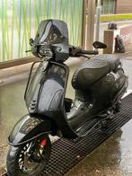 Vespa Sprint 2021 – All Black | Custom | Full option, Fietsen en Brommers, Scooters | Vespa, Ophalen, Zo goed als nieuw, Benzine