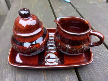 Mooi roomstel / melk en suiker potje op bord beschikbaar voor biedingen