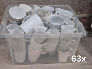 63 witte kopjes en mokken 15 theeglazen beschikbaar voor biedingen
