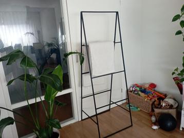 Zwarte Rek voor dekens, plaids etc  beschikbaar voor biedingen