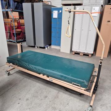 elektrisch ziekenhuisbed verpleegbed met matras en papagaai beschikbaar voor biedingen