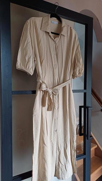 Beige jurk met ceintuur  beschikbaar voor biedingen