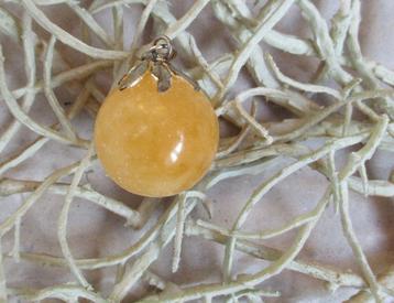 Calciet bolletje - hanger beschikbaar voor biedingen