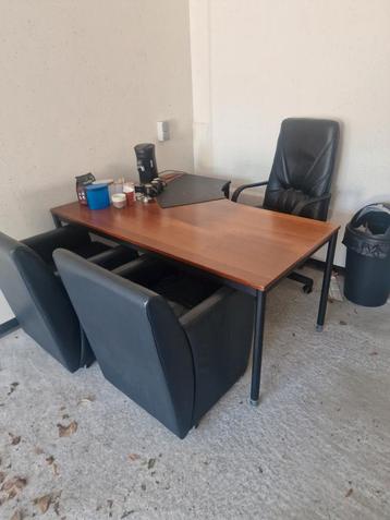 Bureau met stoelen  beschikbaar voor biedingen