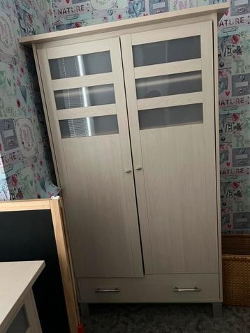 Complete kinderkamer set–kast, commode en bed–in goede staat beschikbaar voor biedingen