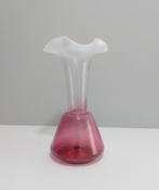 Oude victoriaanse vaas roze | wit glas., Ophalen of Verzenden