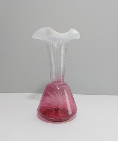 Oude victoriaanse vaas roze | wit glas., Antiek en Kunst, Antiek | Glas en Kristal, Ophalen of Verzenden