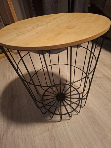 Zwarte draadmand bijzettafel met houten blad – modern. beschikbaar voor biedingen