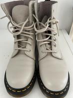Dr Martens pascal wit/grijs mt 41, Kleding | Dames, Schoenen, Ophalen of Verzenden, Gedragen, Grijs