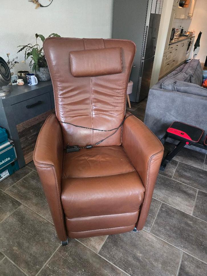 Grote sta-op stoek elektrisch, Huis en Inrichting, Fauteuils, Gebruikt, Leer, 50 tot 75 cm, 75 tot 100 cm, Ophalen