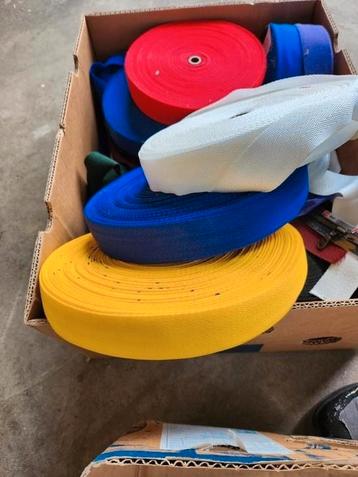 Rollen polyester band 30 mm doos vol beschikbaar voor biedingen