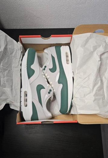 Nike Air Max 1 White/everygreen Aura beschikbaar voor biedingen