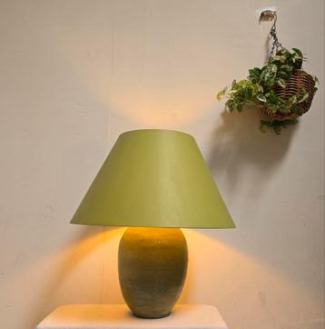 Vintage olijfgroene tafellamp keramiek met groene lampenkap  beschikbaar voor biedingen