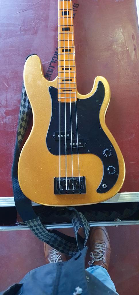 Te koop 4 snarige bas, Muziek en Instrumenten, Snaarinstrumenten | Gitaren | Bas, Ophalen of Verzenden