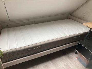90x200 cm wit houten bed incl. Lattenbodem en matras