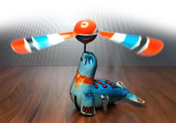 Blikken opdraaizeehond met propeller. 13 cm. lang. beschikbaar voor biedingen
