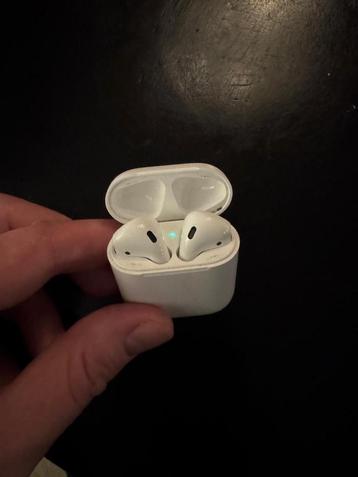 AirPods 2 – Rechter oortje & case goed, linker zachter beschikbaar voor biedingen