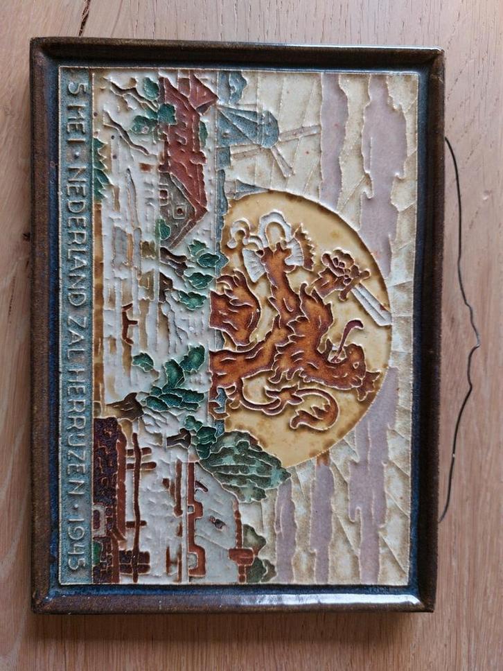 Delft Wandbord 5 Mei 1945: Nederland zal herrijzen, Antiek en Kunst, Antiek | Wandborden en Tegels, Ophalen of Verzenden