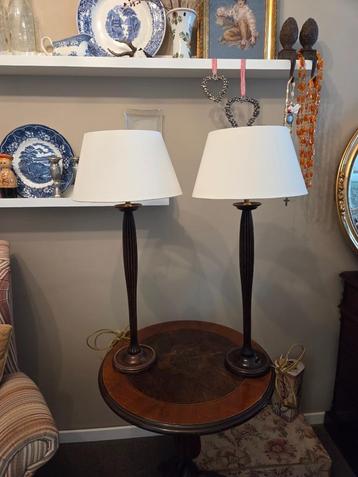 2 Engelse lampen houten voet met kap beschikbaar voor biedingen