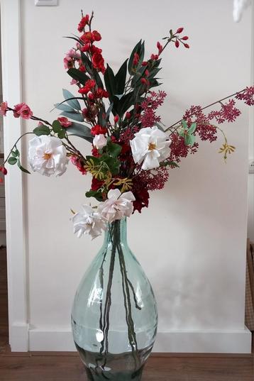 Glazen vaas met zijde bloemen beschikbaar voor biedingen