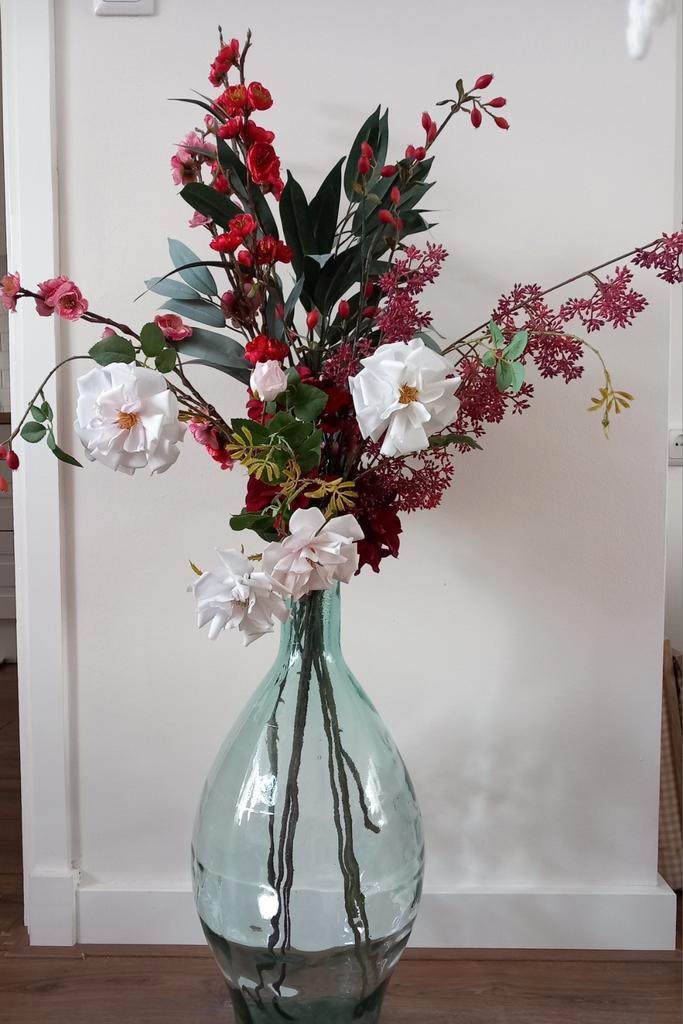 Glazen vaas met zijde bloemen, Huis en Inrichting, Woonaccessoires | Vazen, Nieuw, Overige kleuren, 50 tot 75 cm, Glas, Ophalen