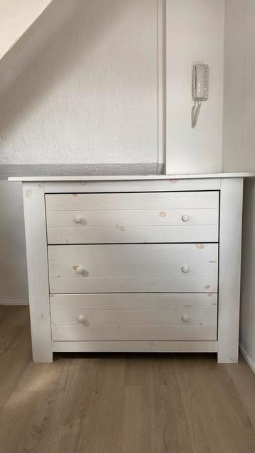 Beautiful white wooden chest of drawers beschikbaar voor biedingen